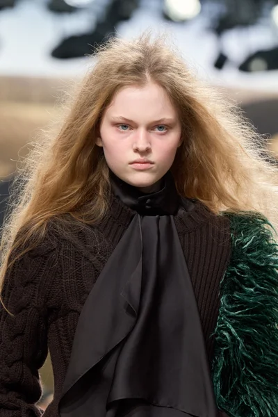 Look 16
